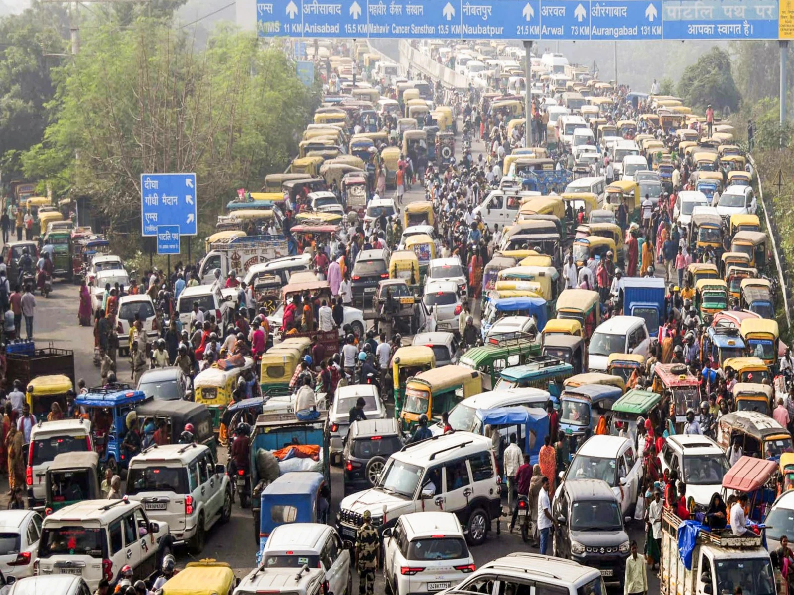 त्योहारी सीजन में ट्रकों की चांदी! बिक्री में 34% उछाल, लेकिन कार और टू-व्हीलर पर संकट