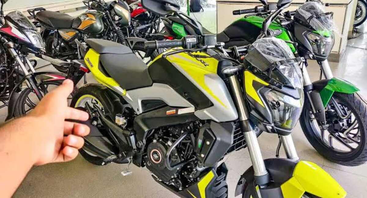 कार जैसे फिचर्स वाली Bajaj Dominar 250 पर स्टॉक हटाओ सेल, महज ₹6000 के EMI पर खरीदे