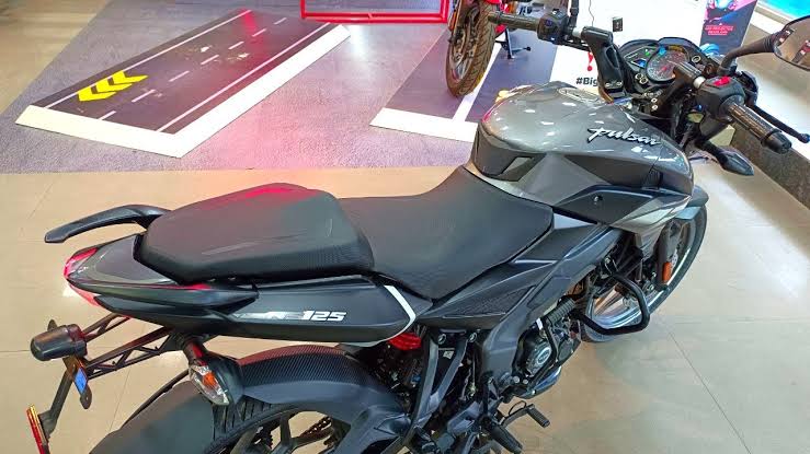 Raider को टक्कर देने सस्ते बजट में लॉन्च हुई Bajaj की नई Pulsar, देखिए कीमत और फीचर्स