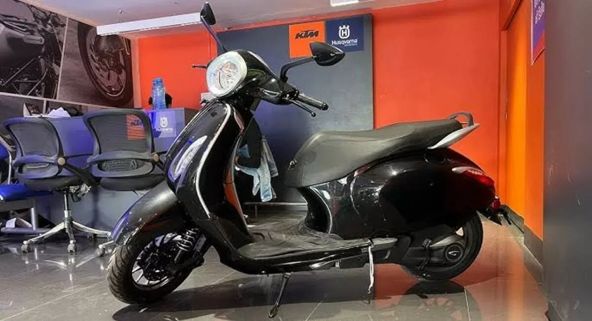 180km की ड्राइविंग रेंज के साथ लांच हुआ Bajaj Chetak Electric स्कूटर, देखिए कीमत और फिचर्स