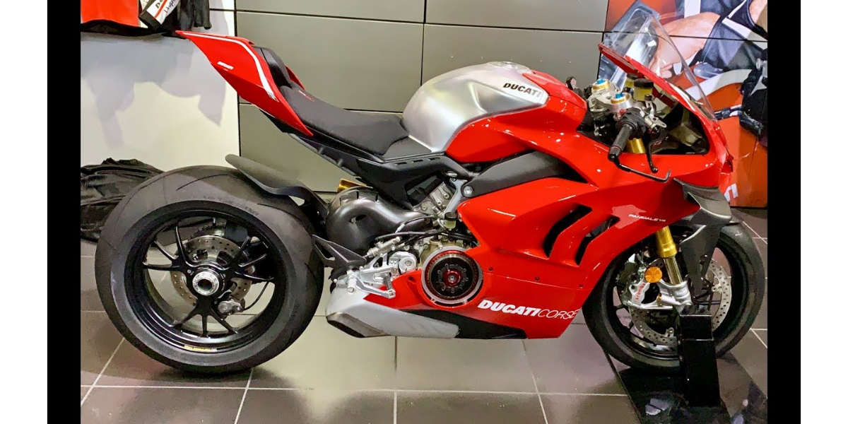 TVS Apache का गुरुर तोड़ने वाली Ducati Panigale V4R मात्र 3 सेकंड में पकड़ती100किलो प्रति घंटे की रफ्तार