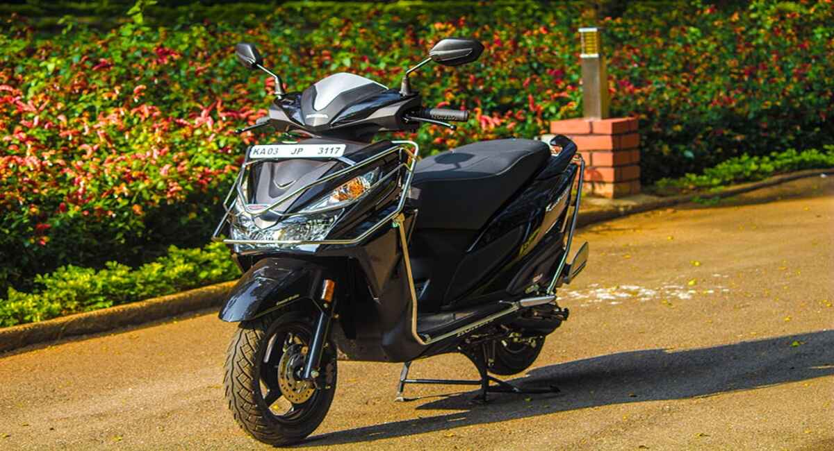 Honda Dio जैसे फिचर्स लेकर शोरूम रवाना हुआ Honda Grazia, महज ₹3200 की EMI पर खरीदे