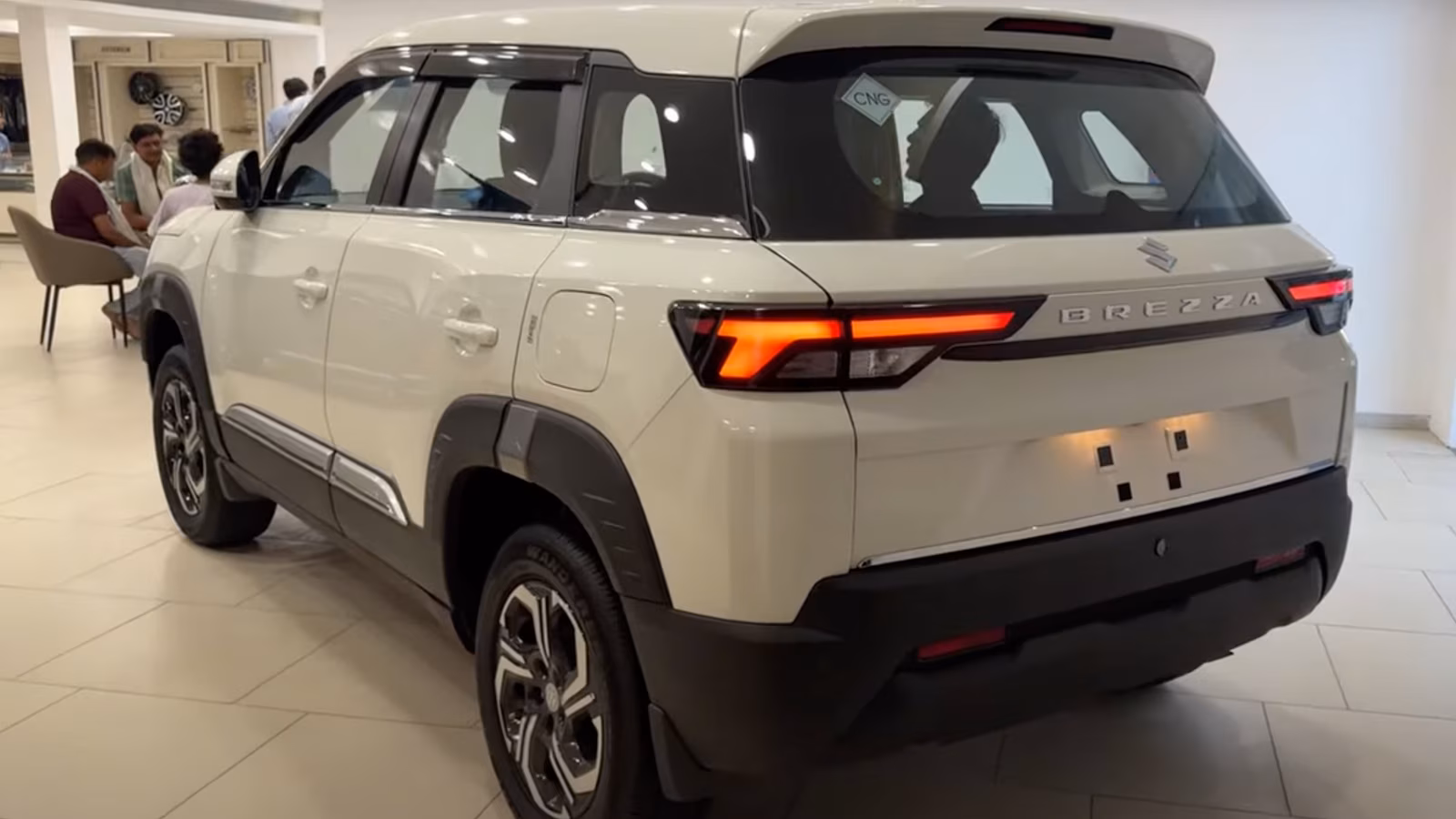 मारुति ने स्कॉर्पियो को आउट करने के लिए लाया Brezza Urbano Edition. आधे से भी कम क़ीमत पर महिंद्रा का हालत किया ख़राब.