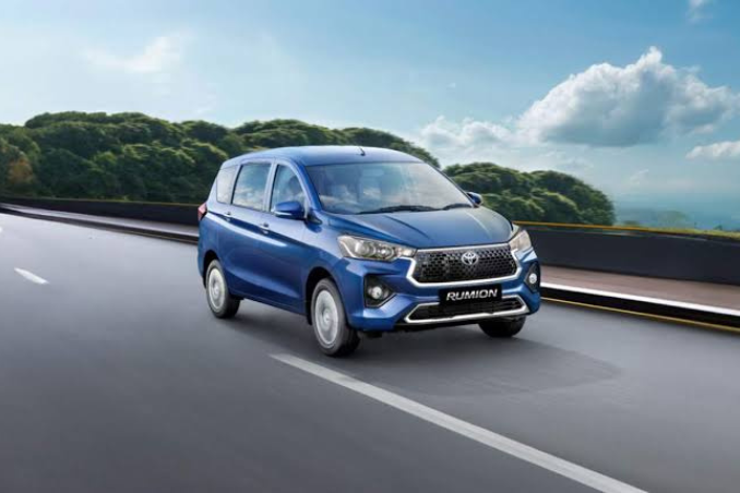 फाड़ू माइलेज और दमदार इंजन से लेस मार्केट में आई Toyota की 7 सीटर कार, जानिए क्या हैं कीमत!